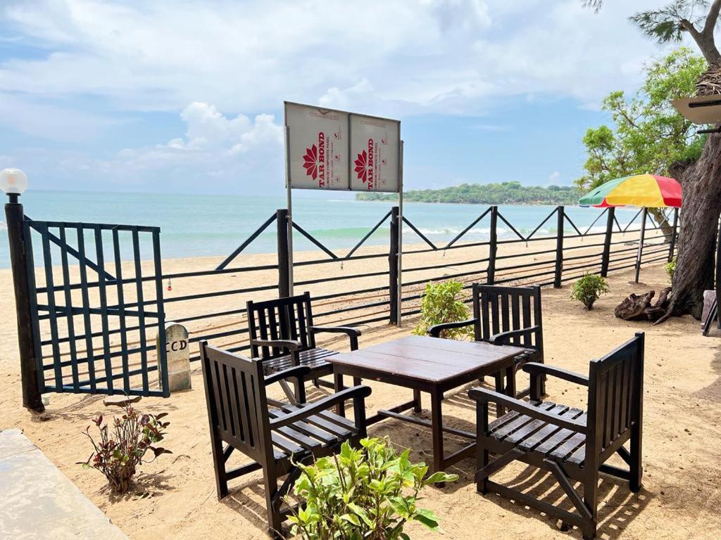 Tsunami Beach Hotel Arugam Bay Exteriör bild