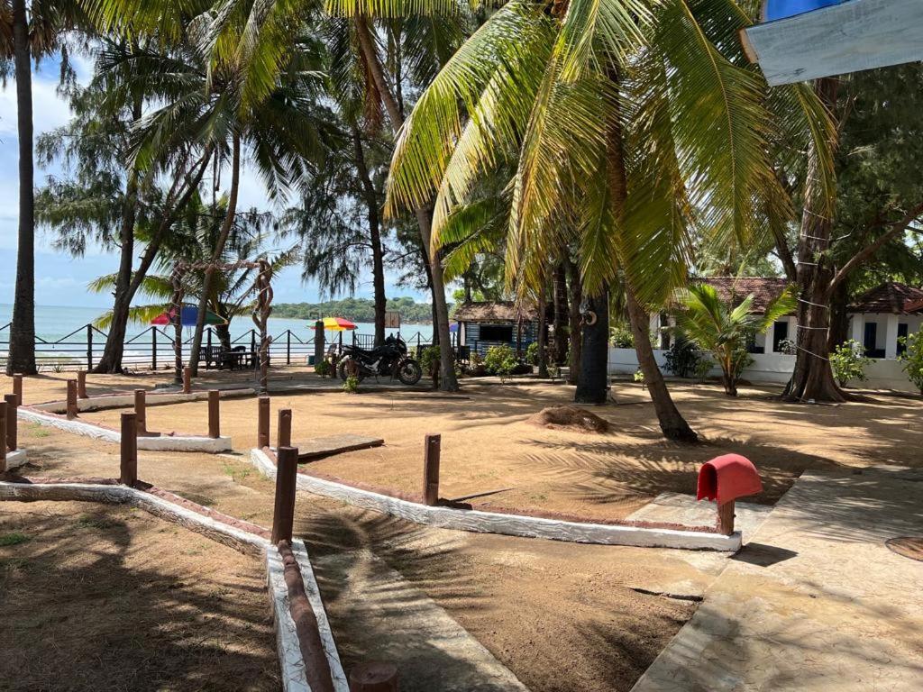Tsunami Beach Hotel Arugam Bay Exteriör bild