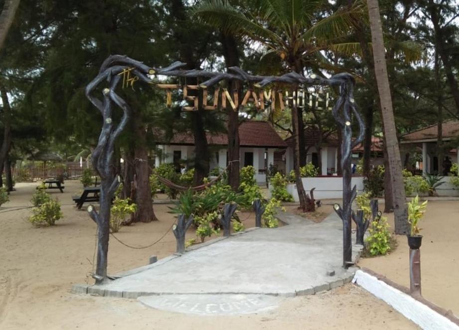 Tsunami Beach Hotel Arugam Bay Exteriör bild