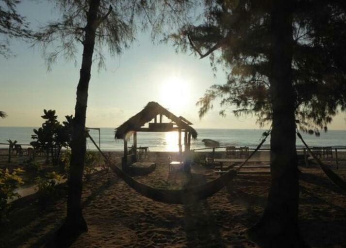 Tsunami Beach Hotel Arugam Bay Exteriör bild